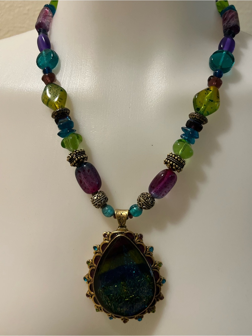 416. CHICO’S TEAR SHAPE PENDANT STATEMENT NECKLACE